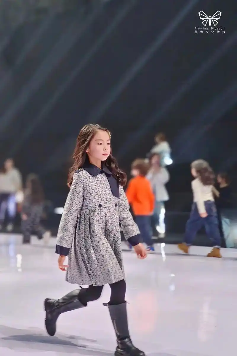 上海时装周见  两个小朋友时髦小孩的秀场.上海时装周-模特小 - 抖音