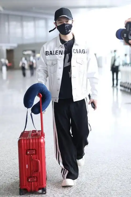 男演员黄晓明现身机场,穿白色夹克配搭运动裤,超酷有型