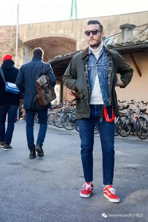 男牛仔裤配鞋效果图,牛仔裤配什么鞋好看男图片(牛仔裤配什么鞋最好看