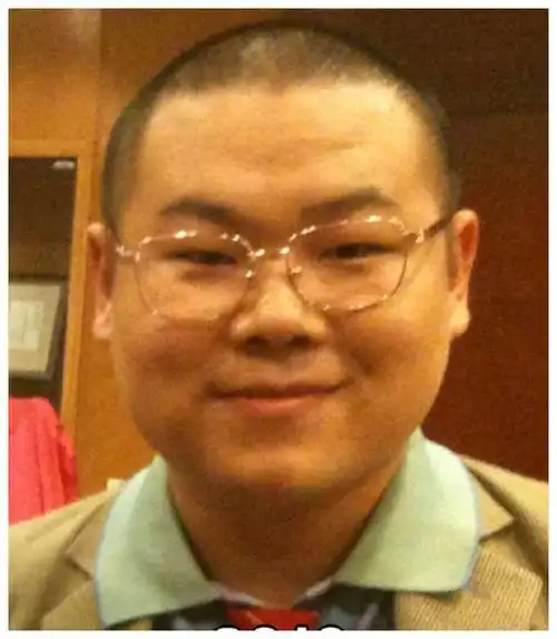 岳云鹏晒98年到现在的照片,最后一张开十级美颜的样子真嫩