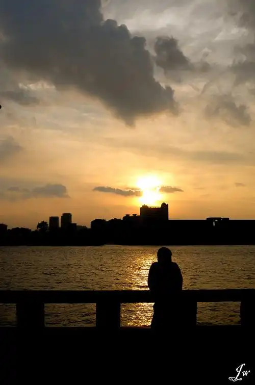 一个人看夕阳,吸着烟