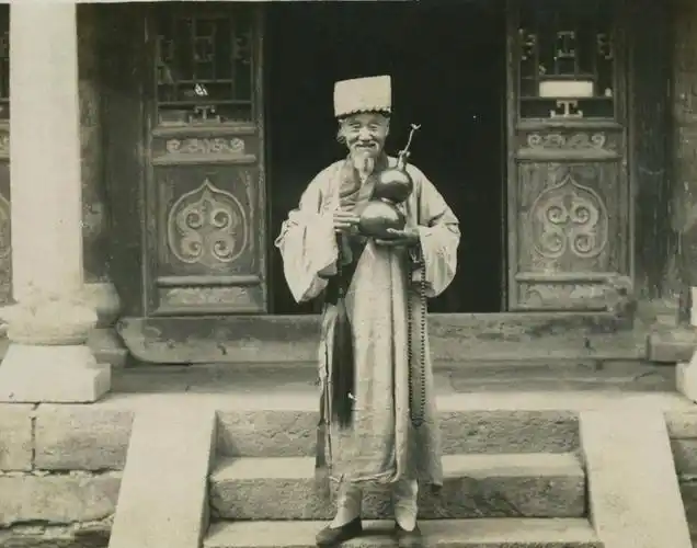 (道士老照片)很多人慕名来拜师,学校越开越大,"结茅庐数十区,讲授生徒