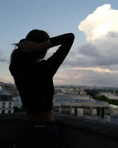 背影也绝美的女人,是我们辣丽莎呀!