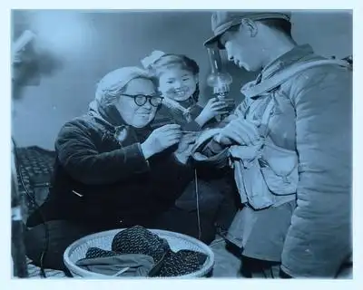 图为西街一位母亲送子参军的幸福一瞬(1974)