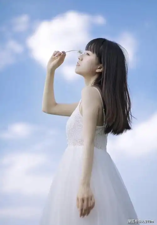 性感美女时尚写真:吊带白裙森系小姐姐精致侧颜户外,清纯唯美甜美迷人