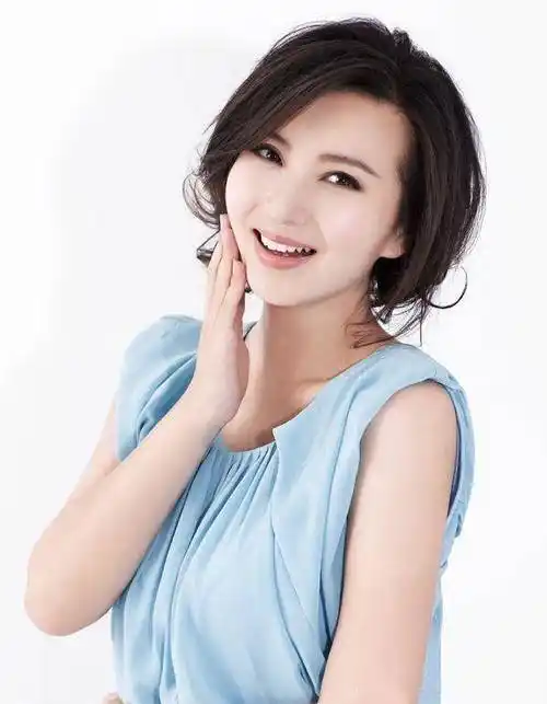 40岁陈好近照曝光,穿蓝色开衫扎麻花辫太减龄,网友:太美了_西装裤