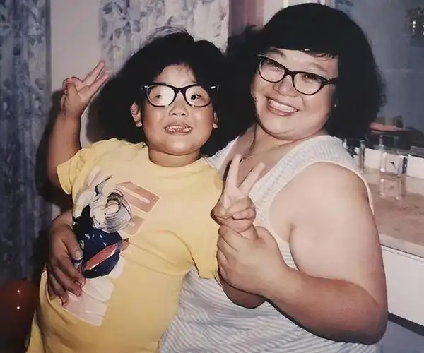 回顾沈殿霞女儿郑欣宜母亲去世父亲再婚继母用爱为我撑起一个家