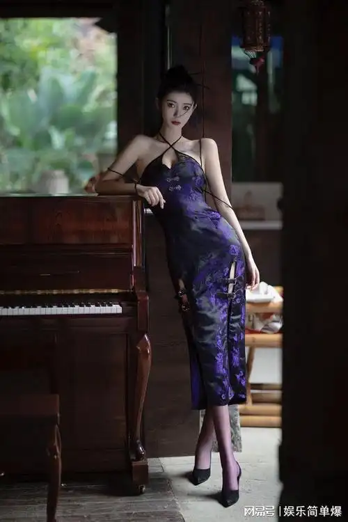 99年大长腿美女模特王星辰最新丝袜写真,古色古香又风情万种_网易订阅