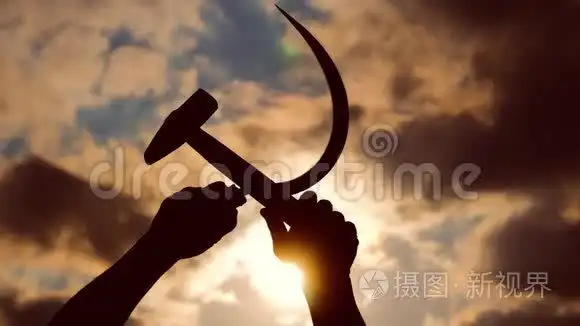 镰刀和锤子的剪影贴在天空上视频