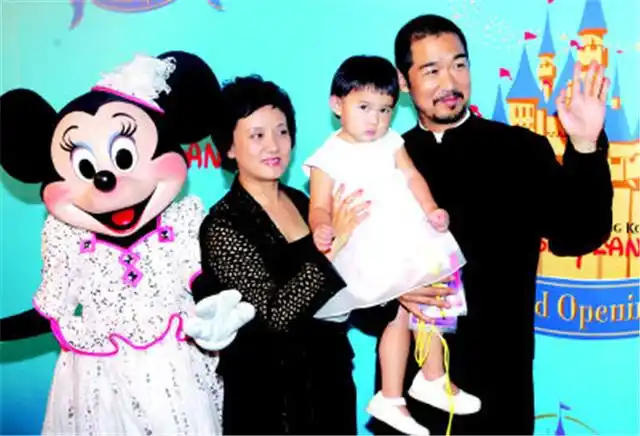 张国立儿女双全:儿子退居幕后,女儿秀丽,身高仅矮邓婕半个头!