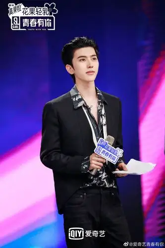 蔡徐坤今晚青春有你2造型look