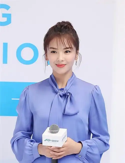 刘涛扎高马尾美帅又俏皮 举止优雅散发精英气质