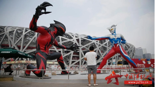 巨型奥特曼现身北京鸟巢附近