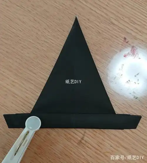 就能做完了大家可以选择比较大一点的折纸来给自己制作一顶魔法小帽