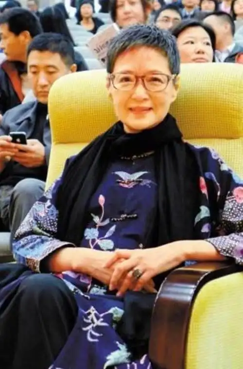 69岁胡因梦告诉我们:中老年女人剪短发,穿中国风,洋气又耐看