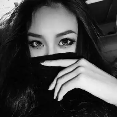 黑白成熟女人穿黑衣头像 女生头像图片大全 -【爱个性】