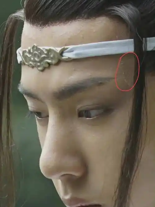 甚至他的皮肤已经比一些女明星的要好了,可能男明星化妆相对来说少