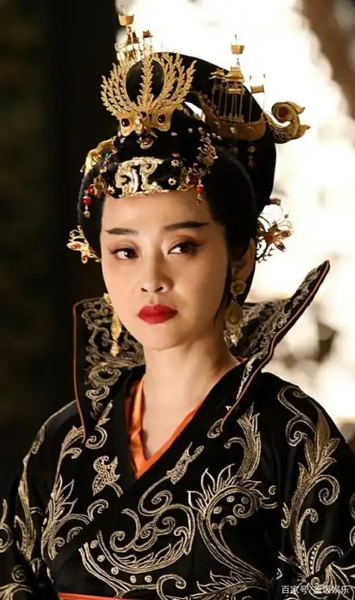 她也是电视剧《父母爱情》中资本家的女儿安杰,双马尾俏皮可爱,一身