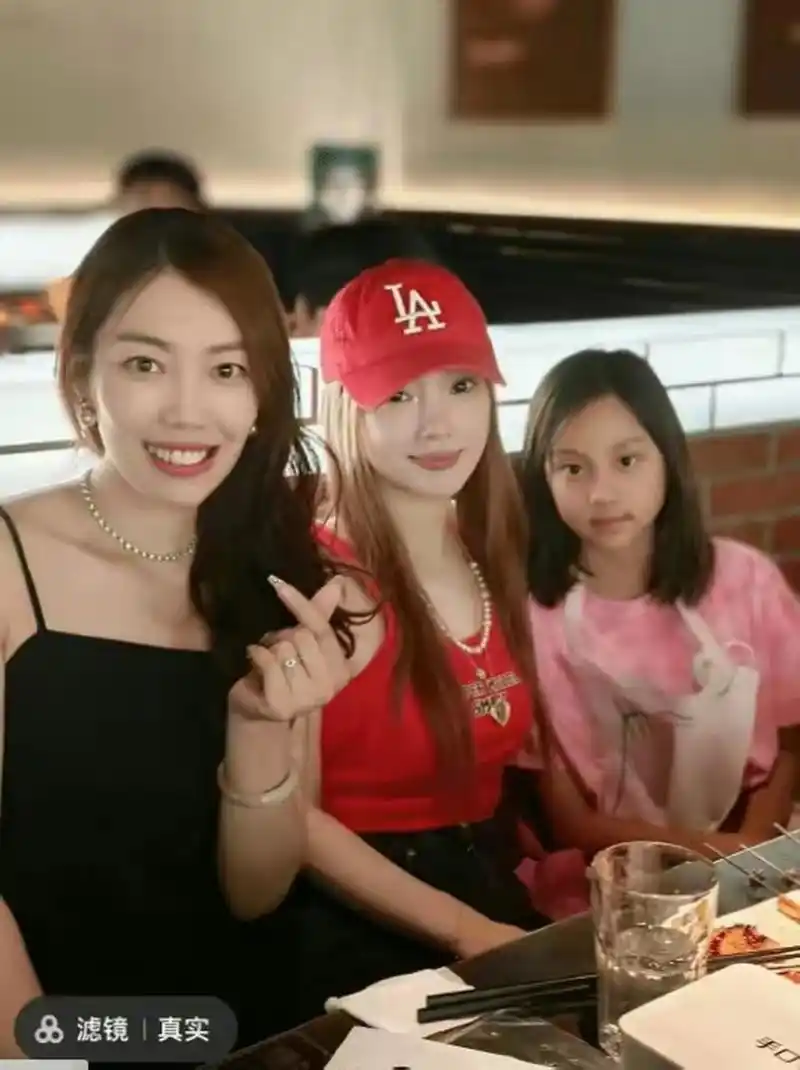 娱圈八卦资讯# 李小璐甜馨外出用餐被偶遇 甜馨长相越来越像贾乃