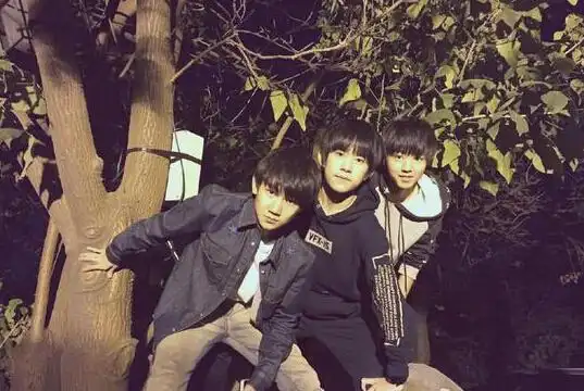 图王源下面凸起的照片曝光小小少年生日共欢庆