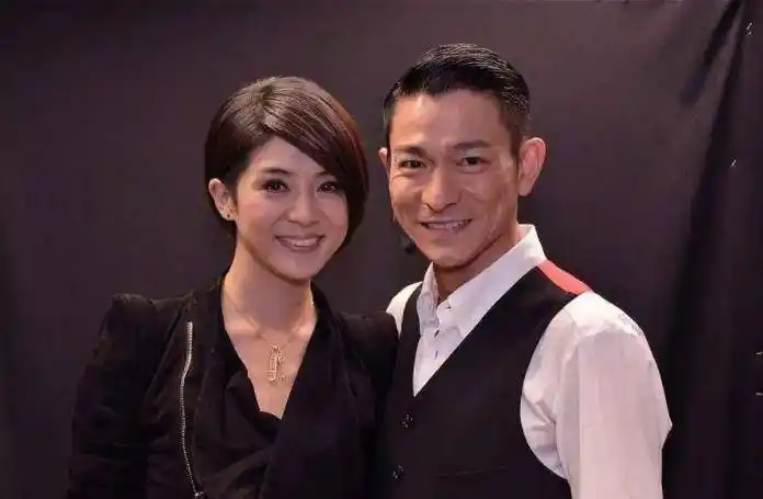 刘德华和谁合影都是微笑,唯独在她面前,连"天王的形象"都不顾了_明星