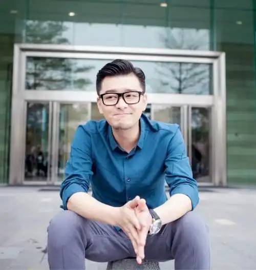 演员张戈生日发文 晒与蒋欣林永健剧照显呆萌