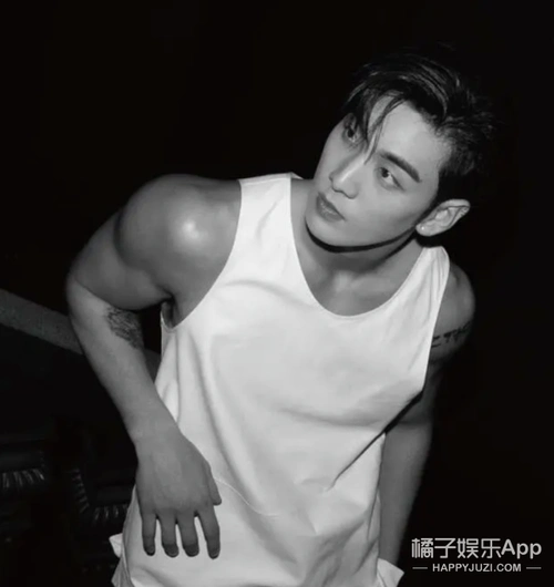 到了舞台上更是气场全开,难顶的主要就是……这肌肉↓别管我,咱今天就