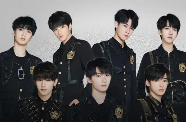 贺峻霖被留机场,晚上回应粉丝留言太心酸,团队末位就得受委屈?