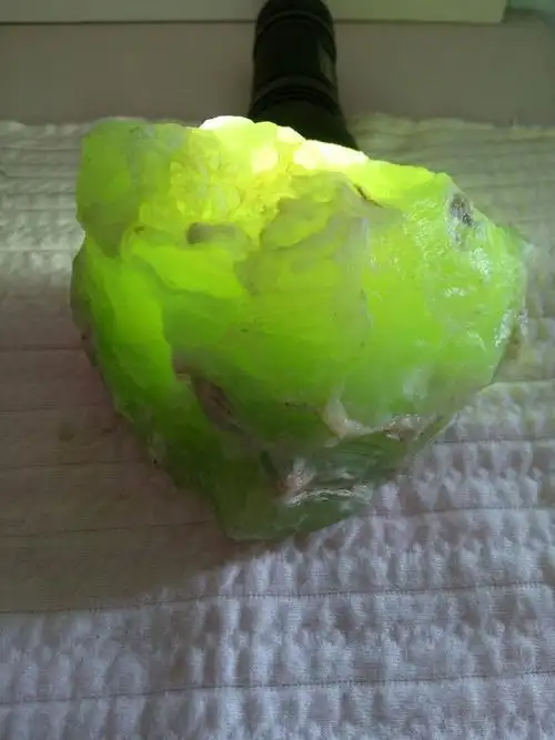 绿色的石头是什么石头?有懂的帮忙看看.