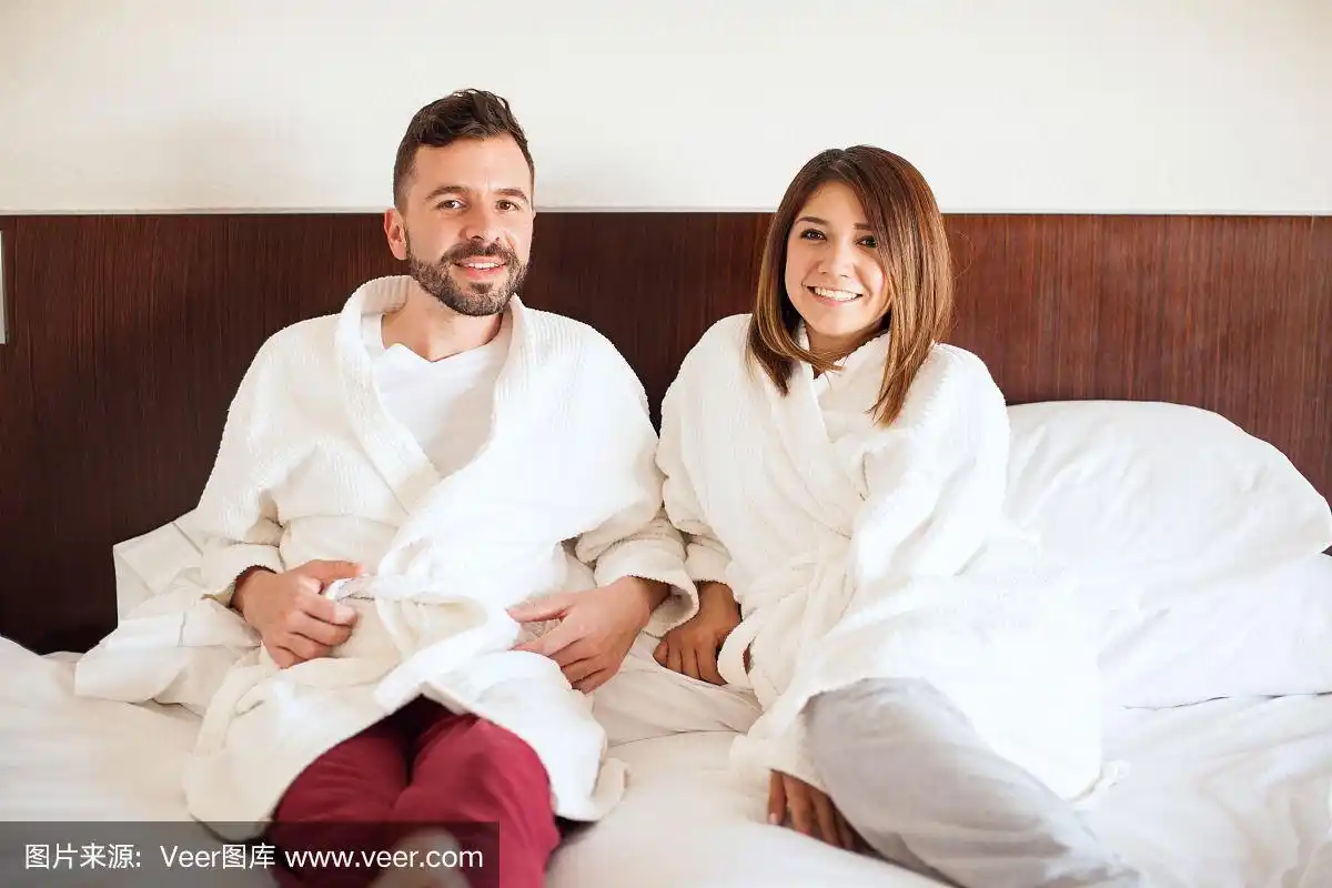 一对可爱的情侣在酒店里放松