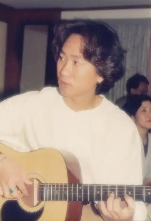 黄家驹珍贵单人照颜值和实力秒杀现在的小鲜肉