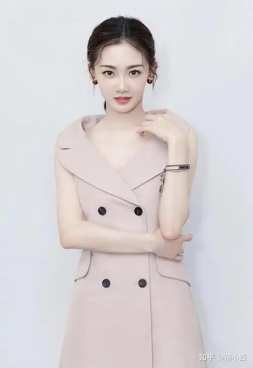 郑恺老婆苗苗的自然五官真耐看一身休闲黑白穿搭轻松美出圈