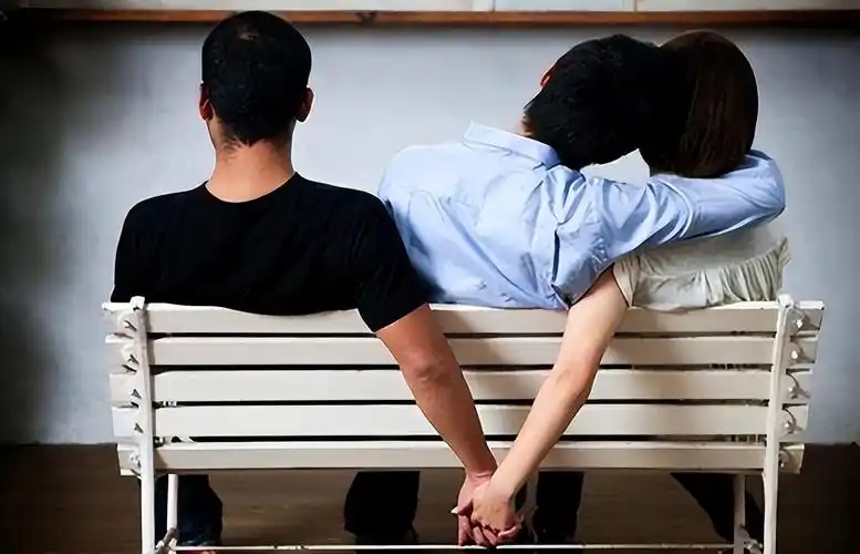 同时出轨两名女性被发现(案件:妻子同时出轨三人,丈夫被全村嘲讽,最终