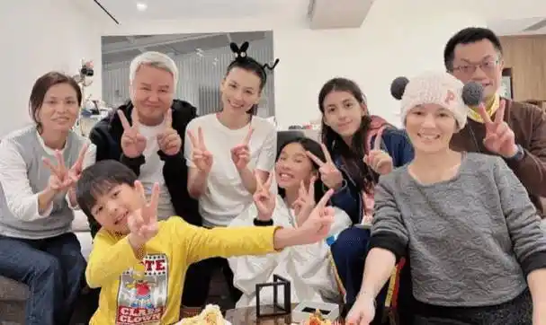 张庭为孩子过生日,不化妆还露额头,51岁素颜竟比12岁女儿还好看_林瑞
