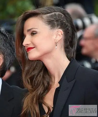 侧编发一边披的发型手把手教你怎么编最酷