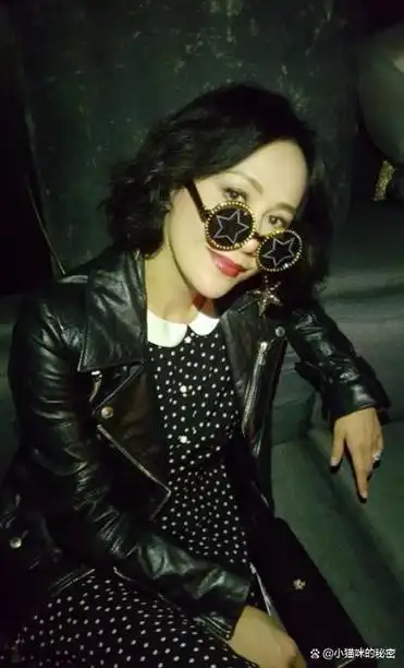 刘嘉玲优雅亮相活动,黑色波点裙配披肩短发,56岁了还这么美