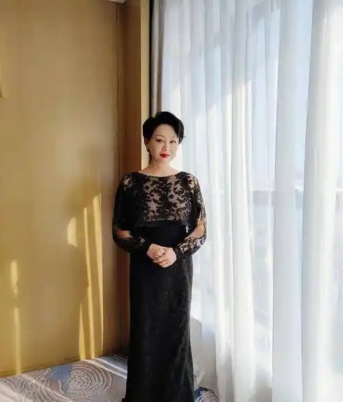 原创57岁王姬好惊艳穿黑色蕾丝长裙优雅大方母女同框气质比女儿好