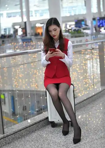 红色套装搭配黑色丝袜不用秀身材也能展现出性感迷人的魅力