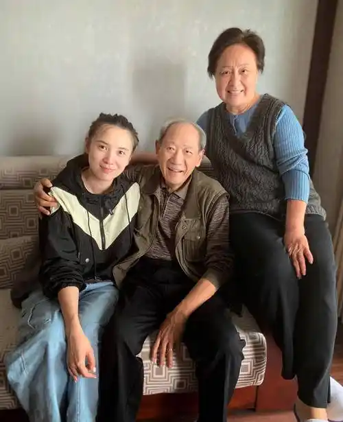 李志舆教授的女儿也是著名演员李芸,曾在电视剧《在水一方》中扮演的