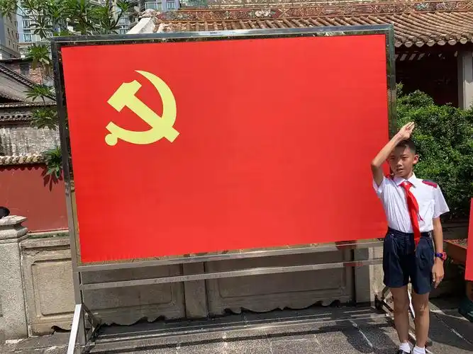在党旗下敬礼!跟党走,为共产主义事业而奋斗!