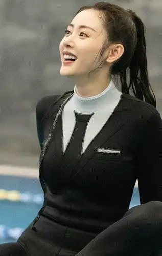 原创张天爱的西装泳衣火了猛一看还以为穿着西装在玩水