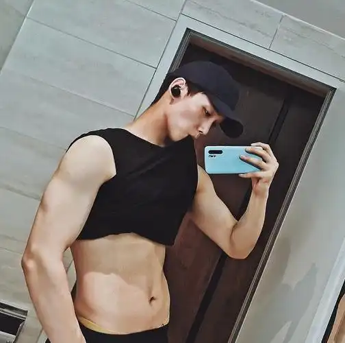 邢昭林凌晨晒腹肌,撩衣方式很特别,网友:不怕八王妃会吃醋?