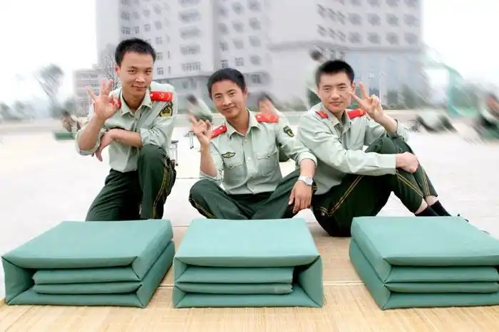 贵州武警举行叠被子比赛 最快记录只用58秒