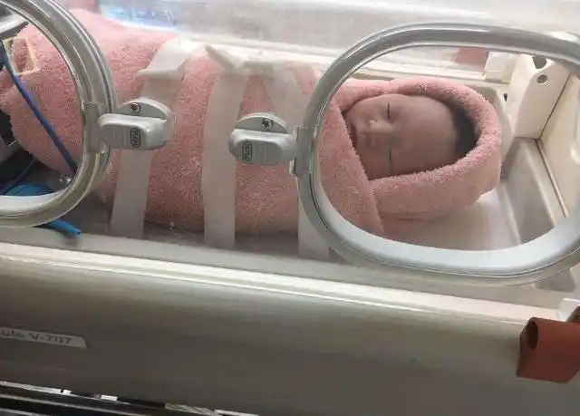 孩子刚出生就被抱走,爸爸慌了"你干嘛",护士:保你孩子命