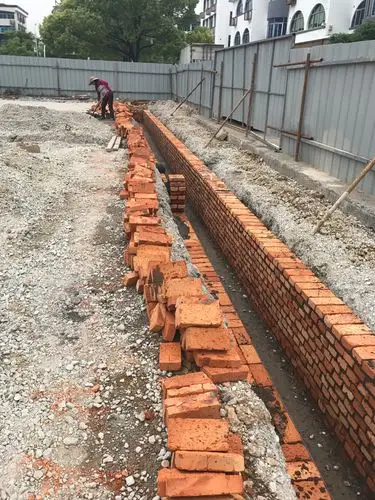 南侧入口线性排水沟砌砖