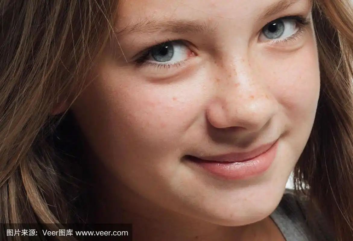 可爱的少女雀斑女人脸部特写肖像与健康的皮肤.