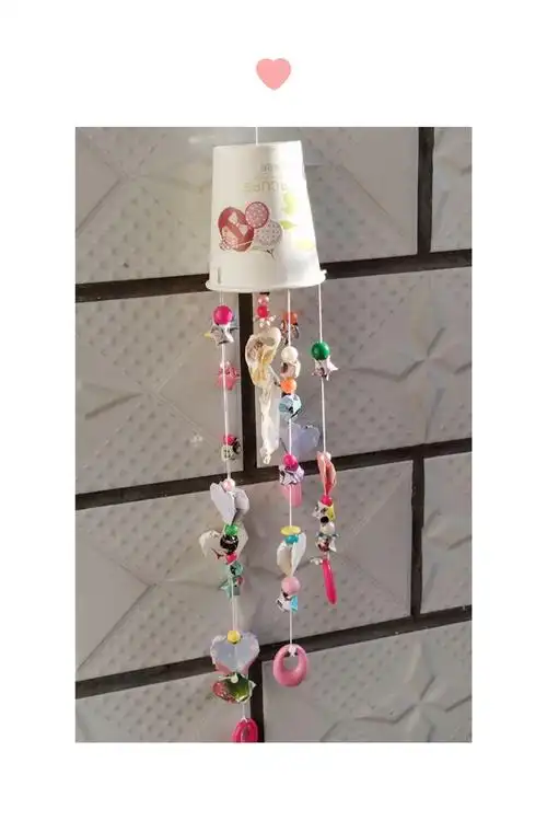 来欣赏一年级的小朋友们利用各种材料制作的风铃吧.