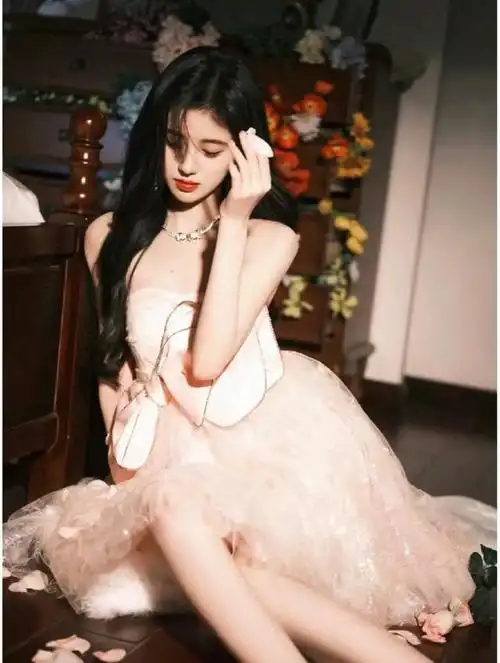 鞠婧祎光脚拍摄花絮:小巧玲珑萌翻众人!这是你喜欢的小姐姐吗?