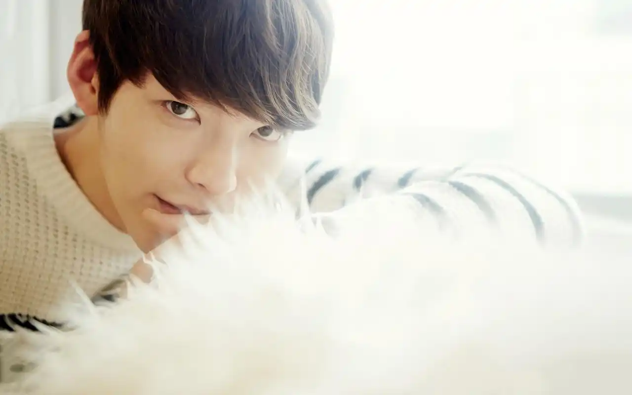 韩国帅气长腿欧巴金宇彬时尚简约高清写真桌面壁纸