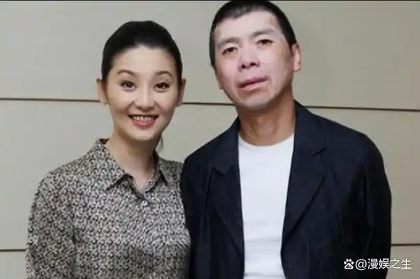 6月13日,著名导演冯小刚,参加某活动的照片,引发了众人的热议.